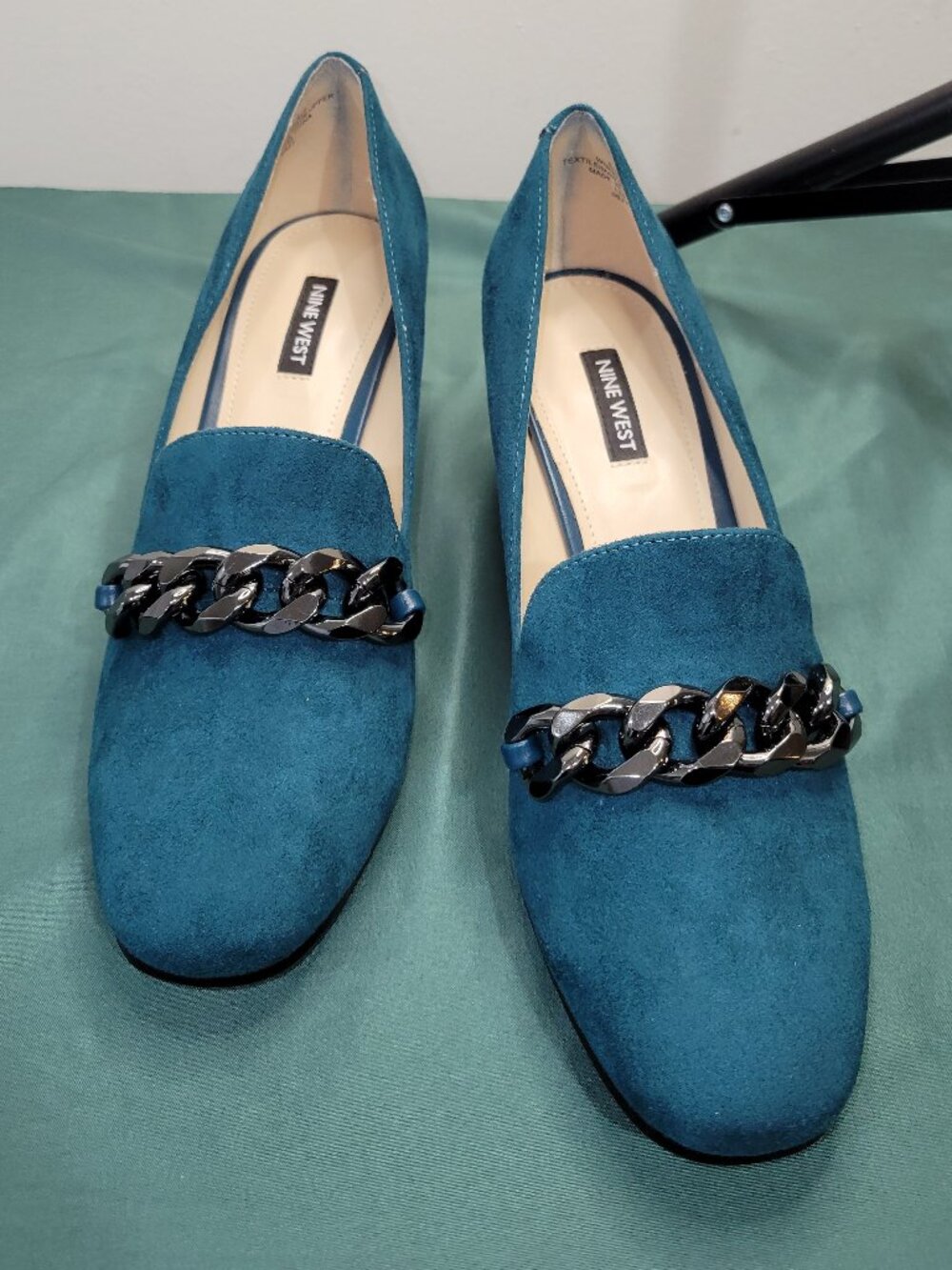 NINE WEST TEAL SUEDE LOAFER W/ CHAIN LIKE NEW 8.5